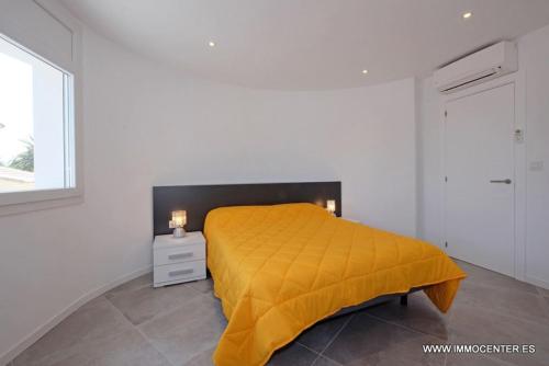 エンプリアブラバにあるLV03のベッドルーム1室(黄色い毛布付きのベッド1台付)