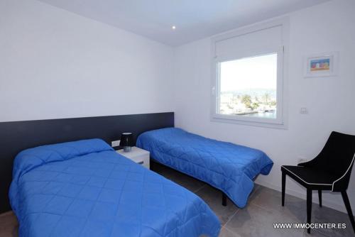 エンプリアブラバにあるLV02のベッドルーム1室(ベッド2台、窓付)
