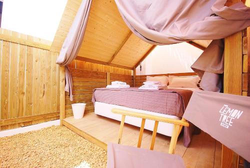 Habitación pequeña con 1 cama en una cabaña en Lemon Tree Urban Camping, en Faro