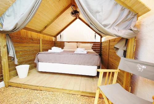 Uma cama ou camas num quarto em Lemon Tree Urban Camping