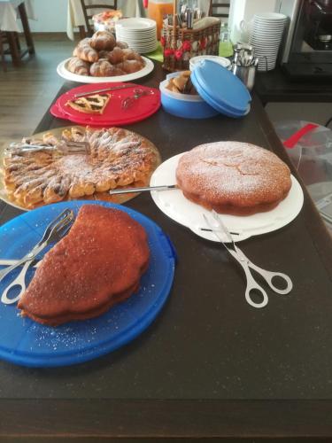 una tavola ricoperta con diversi tipi di pane e prodotti da forno di Le Terre Di BAC a Borgo Montenero