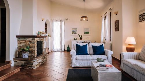 ein Wohnzimmer mit 2 Sofas und einem Kamin in der Unterkunft Villa Zabbara Capo Zafferano in Bagheria