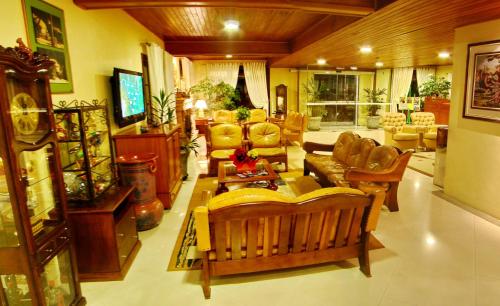 a living room filled with furniture and a tv at Hotel Sky Gramado in Gramado