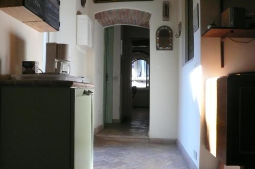 a kitchen with a hallway with an archway and a kitchen sidx sidx at Le Camere di Casa Cassandra in Perugia
