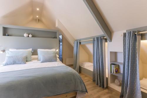 Ліжко або ліжка в номері Chambres "Le Tirel "