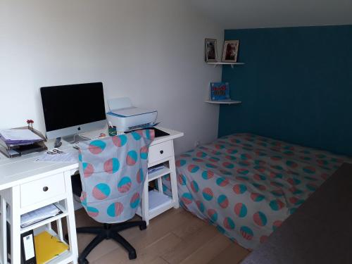 a bedroom with a desk with a computer and a bed at Maison - Ustaritz - proche Biarritz in Ustaritz