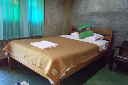 Postel nebo postele na pokoji v ubytování Tamarind Grand Resort Mae Sariang