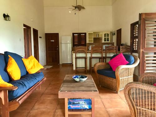 Zona de estar de Two Bays Beach Villa, Apartment, and Studios