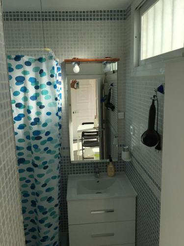 łazienka z umywalką i lustrem w obiekcie Bungalow Aloha Torres w mieście Torremolinos