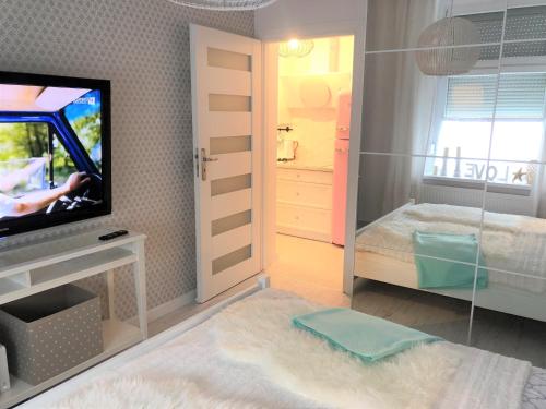 Un pat sau paturi într-o cameră la Apartament BellaPola 2