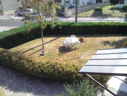 a park with a white bench and a tree at Gîte communal in Futeau