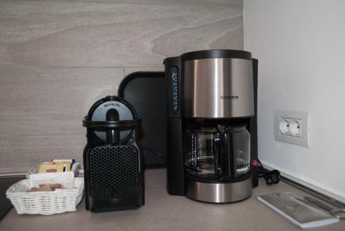 Все необхідне для приготування чаю та кави в Appartamento Campagnola 1