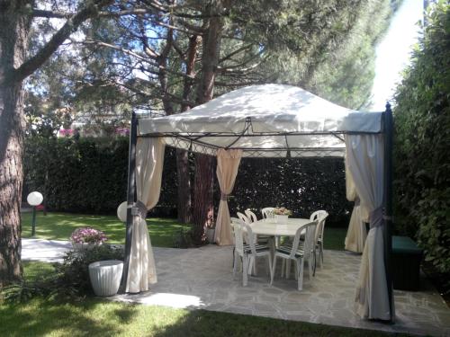 a gazebo with a table and chairs under it at B&B LE MAGNOLIE in Gallarate