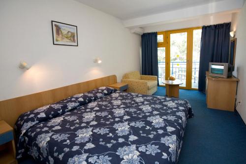 Un pat sau paturi într-o cameră la Continental Park Hotel