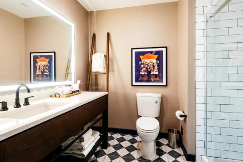 Bilik mandi di Origin Red Rocks, a Wyndham Hotel