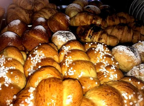 een heleboel verschillende soorten brood en gebak bij Solfatara Suites B&B in Pozzuoli