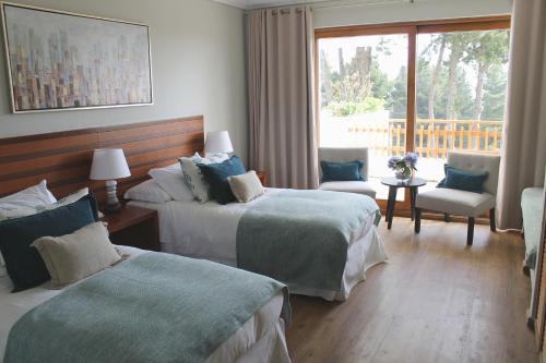 a hotel room with two beds and a window at Hotel Marbella Resort in Maitencillo
