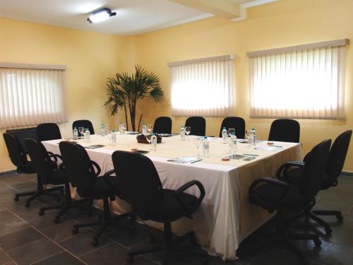a conference room with a long table and chairs at Hotel Itapemar - Ilhabela in Ilhabela