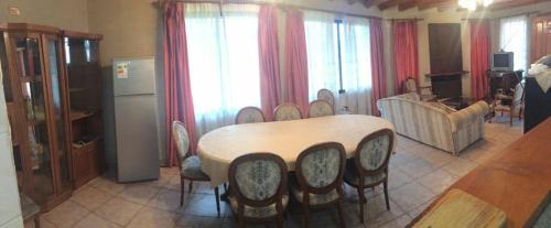 a kitchen with a table and chairs in a room at Casa Canelo in Algarrobo