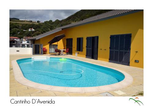 The swimming pool at or close to Cantinho D'Avenida