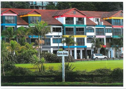 a street sign in front of a large building at Quality Hotel Oceans Tutukaka in Tutukaka