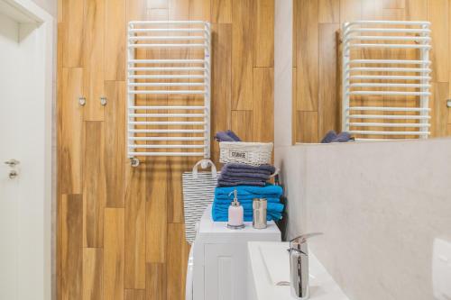 a bathroom with a white sink and a mirror at Apartamenty Laguna Przy Latarni in Darlowko