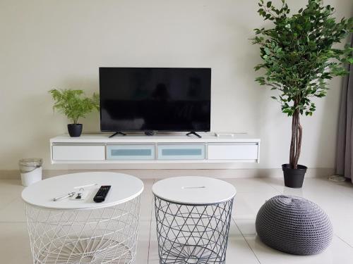 S1 The Snowy @ Fresh and Cosy Setiawalk Puchongにあるテレビまたはエンターテインメントセンター