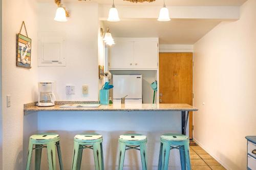 Nhà bếp/bếp nhỏ tại Sandy Days Condo