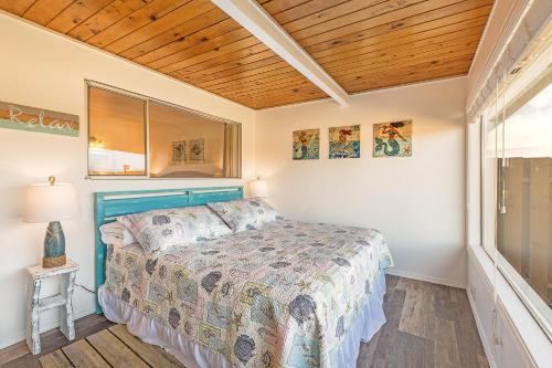 Giường trong phòng chung tại Sandy Days Condo