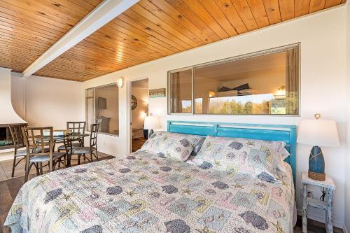 Schlafzimmer mit einem Bett und einem Tisch mit Stühlen in der Unterkunft Sandy Days Condo in Ocean Shores