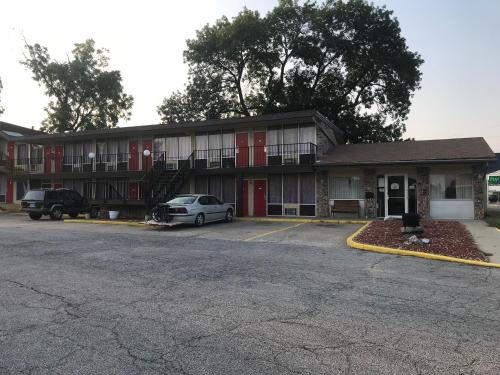 a building with a car parked in front of it at Budget Host Village Inn in Kirksville