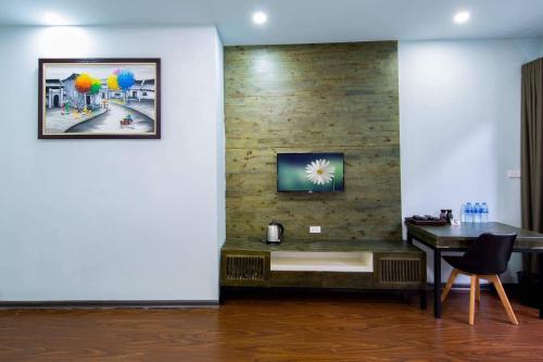 Una televisión o centro de entretenimiento en Hanoi Moon Cactus