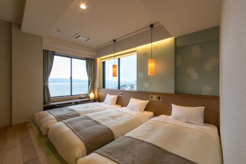 เตียงในห้องที่ Matsue New Urban Hotel