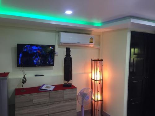 TV a/nebo společenská místnost v ubytování Fong Kaew and Baan Nang Fa Guesthouse