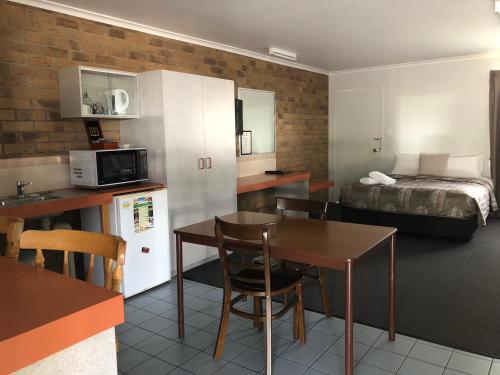 a small apartment with a kitchen and a bedroom at True Blue Motor Inn in Rockhampton