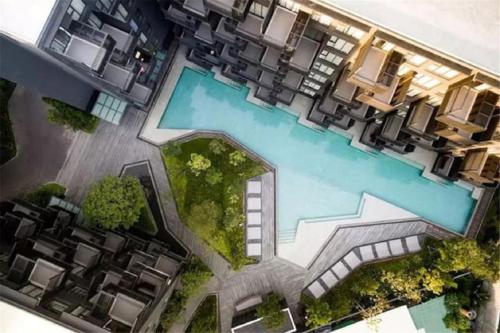 Kolam renang di atau dekat dengan The Deck Patong by VIP