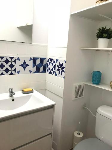 une salle de bain avec un lavabo et des toilettes dans l'établissement Super Appart T2 - Historic Center - Idéalement situé, à Montpellier