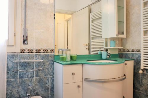 y baño con lavabo y ducha. en Sweet Home San Lazzaro, en San Lazzaro di Savena