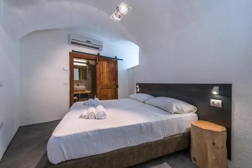 a bedroom with a large bed with white sheets and pillows at Casa Kaki in Malcesine