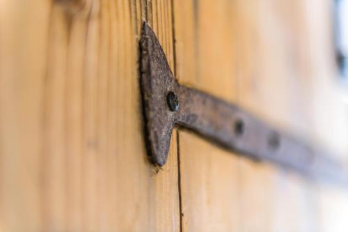 a metal door latch on a wooden door at Casa Kaki in Malcesine