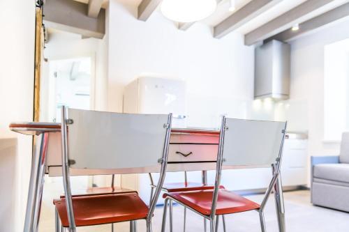 two chairs sitting next to a desk in a kitchen at Casa Kaki in Malcesine