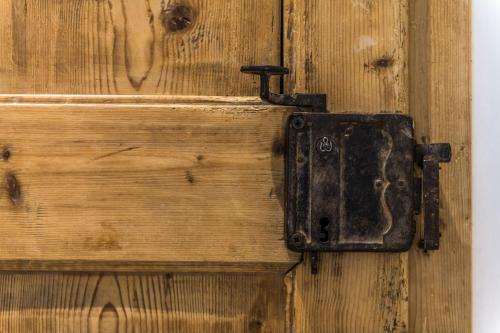 an old metal latch on a wooden door at Casa Kaki in Malcesine