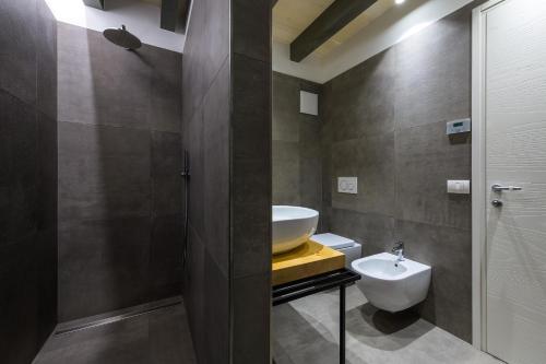 a bathroom with a sink and a toilet at Casa Kaki in Malcesine
