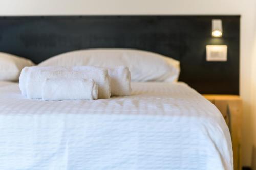 a white bed with towels on top of it at Casa Kaki in Malcesine