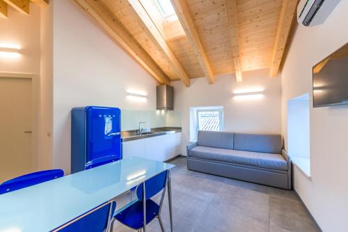 a living room with a couch and a table at Casa Kaki in Malcesine