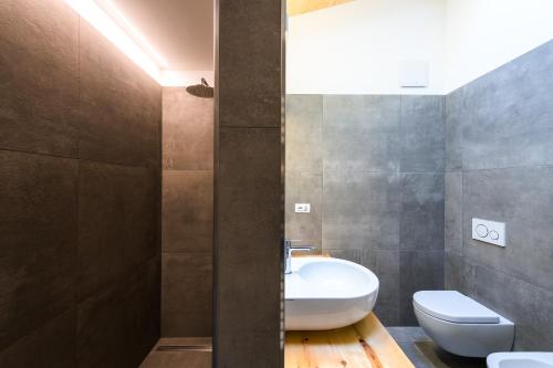 a bathroom with a sink and a toilet at Casa Kaki in Malcesine