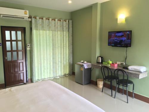 Postel nebo postele na pokoji v ubytování โรงแรมห้วยทราย Huaisai Hotel