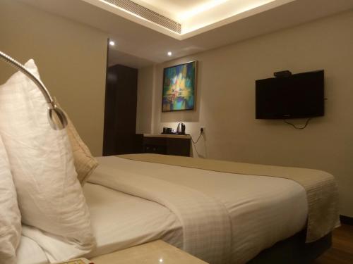 TV a/nebo společenská místnost v ubytování Ramee Guestline Hotel Bangalore