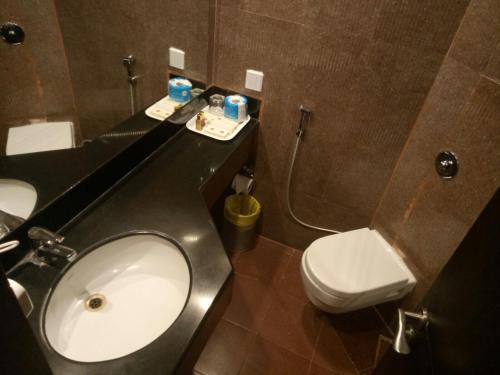 Koupelna v ubytování Ramee Guestline Hotel Bangalore