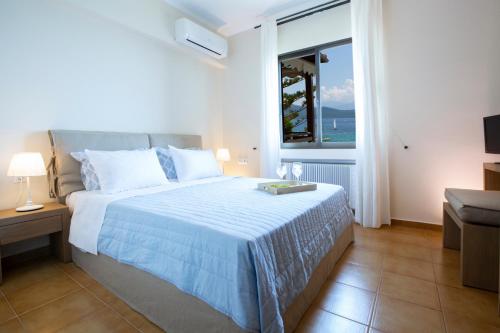 Ένα ή περισσότερα κρεβάτια σε δωμάτιο στο Arokaria Beach House